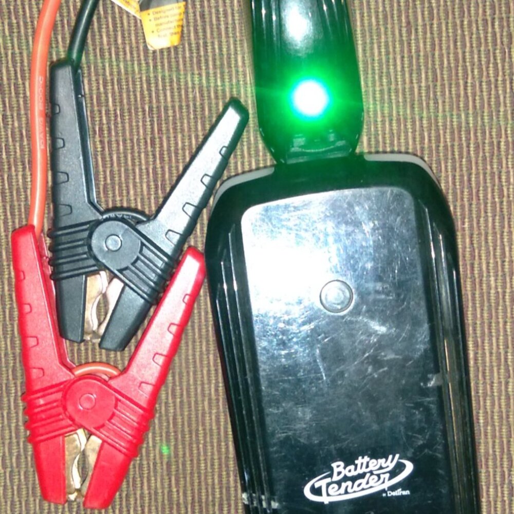 Vehicle jump starter